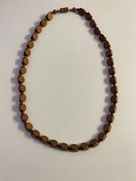 Csiszolt,festett, fából készült nagyon szép,sötét barna bizsu nyaklánc.56 cm hosszú