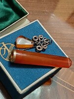 Borostyán szipka és borotyannal díszített nyakkendő tű