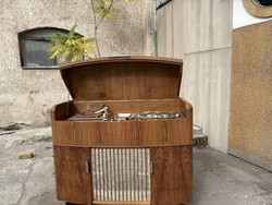 RÁDIÓS-LEMEZJÁTSZÓS ZENESZEKRÉNY - MID CENTURY MODERN STÍLUS