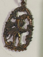 Nagyon szépen kidolgozott bizsu medál,nyaklánccal. Valószínűleg rézből.Mérete. 5,5x3 cm 66 cm hosszú