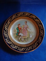 Porcelán dísztányér, amelyet "Fragonard" stílusú jelenet díszít. Donáth Sándor " A titok "