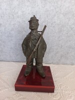 Antik bronz vadász figura puskával vörös márvány talapzaton, 19 cm magas
