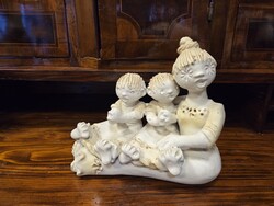 Kovács Éva anya gyermekeivel kerámia szobor