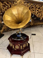 Működőképes, aranykürtős antik stílusú gramofon – kézi hajtású