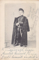 Gyerek egyenruhában cigivel karddal képeslap méret