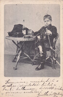 Gyerek egyenruhában cigivel karddal borral iszogatás képeslap méret