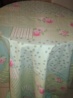 Gyönyörű patchwork mintájú rózsás paplanhuzat