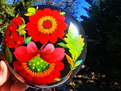 ROSE-DECORATED RUSSIAN LACQUER BOX