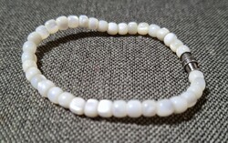 Nagyon szép,  női gyöngyház karkötő!  18cm hosszú,  hibátlan,  gyönyörű.