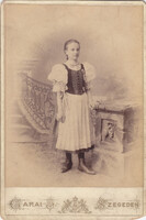 1896 Szeged lány népviseletben, kokárdával Garai Ignác műterem sarkán kis sérülés