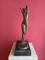 Bronz női akt