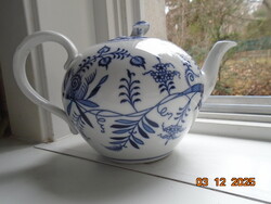 1863 MEISSEN jelzéssel,kék hagyma mintás,plasztikus rózsa tetővel,öblös tea kiöntő C.THEICHERT