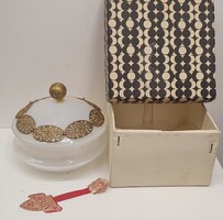 Bohemia opál üveg fedeles tál, gazdagon díszített