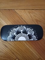 ÚJ! Szemüvegtok fehér mandala mintával 17x6x3cm, kézzel festett