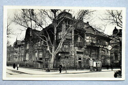 Budapest  - Magyar Sajtó Háza - mellette Sphinx benzinkút , rendőr, automobil   193?