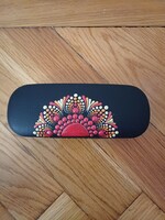 ÚJ! Szemüvegtok piros, narancs, sárga mandala mintával 17x6x3cm, kézzel festett