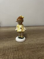 Sárga ruhás katicás kislány