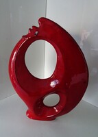 Piros kakas formájú kerámia figurális szobor.