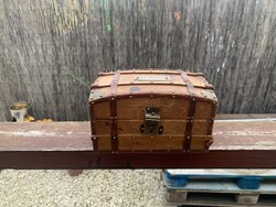 Utazóláda formájú kincses ládika koffer.