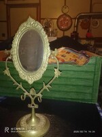 Keleties motívumokat ábrázoló asztali tükör