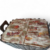 Bájos, lovas témájú anyaggal kárpitozott nagyobb méretű, füles, fonott masszív fa tároló, kosár