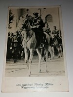 Horthy Miklós kormányzó, a Nemzeti Hadsereg élén Budapesti bevonulásakor 1919-ben       1049.