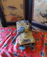Homokszínű , terepmintás tank nagyobb méretű