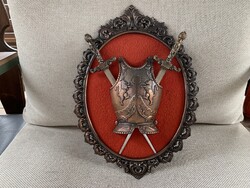 Retro lovagi mellvért pajzs kardokkal falidísz, falra akasztható dísztárgy