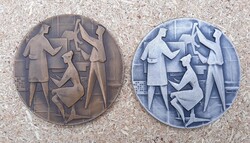 Jelzett Vincze Dénes (1914-1972) szocreál Tervezők c. bronz és ezüstözött bronz plakett