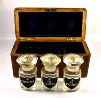 XX. Sz. eleje PAPI ÚTI KÉSZLET SZENTELT OLAJ TARTÓ ÜVEGEK ÉS LÁDIKA