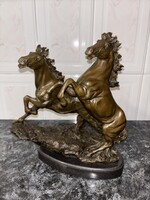Bronz vadlovak – Dinamikus kettős ló szobor