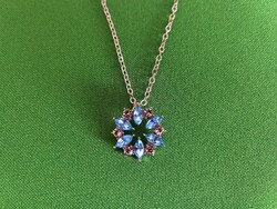 Ezüst színű nyaklánc és hópehely alakú medál, ékszer