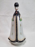 Gyönyörű festésű nagy méretű Aquincumi pipáz matyó porcelán figura hibátlan állapotban 23 cm. magas