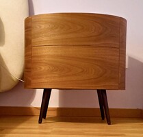 Walnut veneer bedside table, small chest of drawers