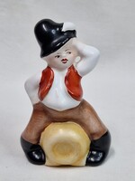 Bodrogkeresztúri hordón ülő kalapos legény kerámia figura szép állapotban 10,5 cm. magas