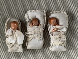 Régi 8 cm. pici pólyás babák 3 db. sérült