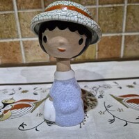 Kerámia Mozgó Fejű Kalapos Lány