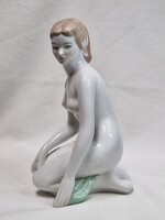 Régi nagyméretű Aquincumi térdelő női akt porcelán figura hibátlan állapotban 22 cm. magas
