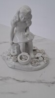 Fehér porcelánviragokat szedő kislány szobor