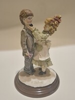 Műgyanta figura pár fa talapzaton - jelzett