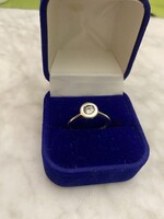 Buton foglalatú, cirkónia kővel díszített, kecses eljegyzési, ezüst gyűrű