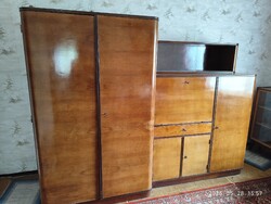 Régi ruhás szekrény