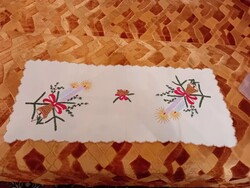 KARÁCSONYI ASZTALI  FUTÓ KÉZIMUNKA TERÍTŐ, GÉPI KÖRBESZEGETT, NEM HASZNÁLT