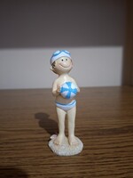 Műgyanta strandoló fiú.