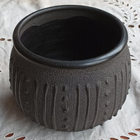 Modern fekete kerámia edény