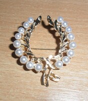 Aranyszínű gyöngyös koszorú bross.