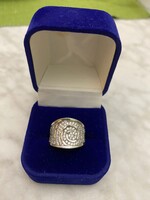 Feltűnő szépségű, apró cirkónia kövekkel gazdagon díszített ezüst gyűrű