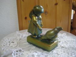 Zsolnay eozin , Annuska , a   galambot etető kislány 10 x 11 cm . ruhája szélén egy kis lepattanás