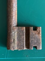 Régi, antik,,nagyméretű,kézzel készült,kovácsoltvas kulcs,pincekulcs.Mérete: 20 cm hosszú.