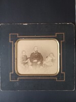 Antik fotó - Meghitt családi pillanat a 19. századból – eredeti fotó kartonon 1889, Szabó Mihály